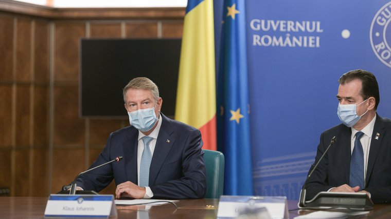 Országszerte bezárnak az iskolák, átállás a távmunkára – Iohannis szigorításokat vetít előre