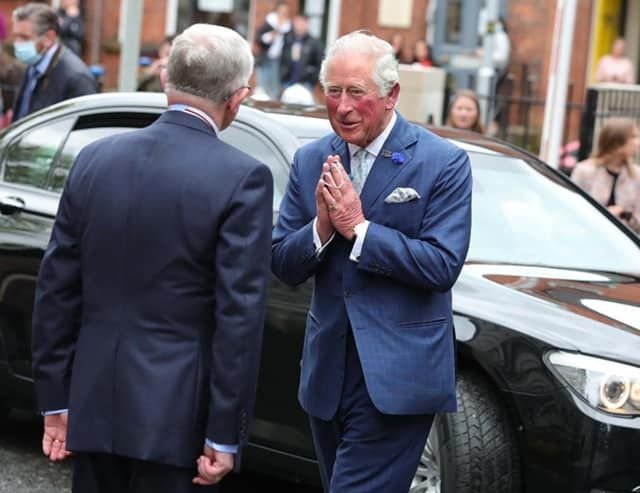 Könyökpuszi, ökölpacsi: itt a koronaetikett