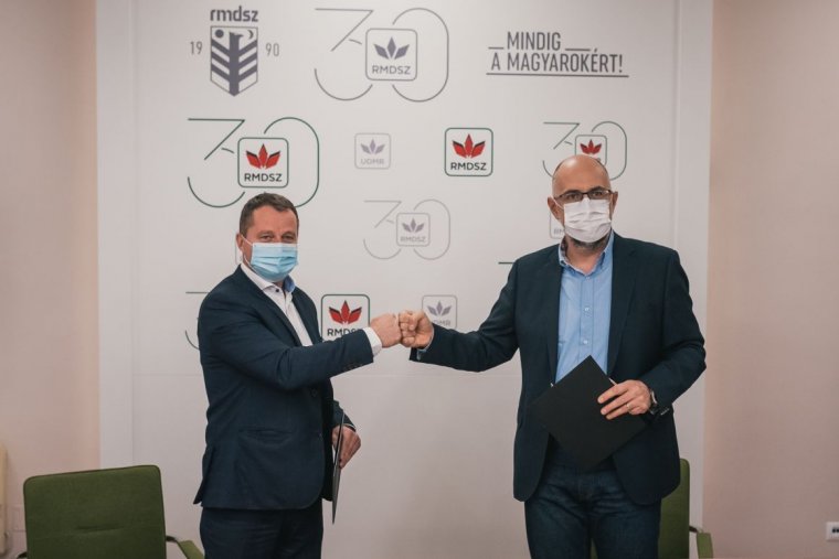 Írásba adott összefogás: aláírta az RMDSZ és az EMSZ a parlamenti választásokról szóló megállapodást