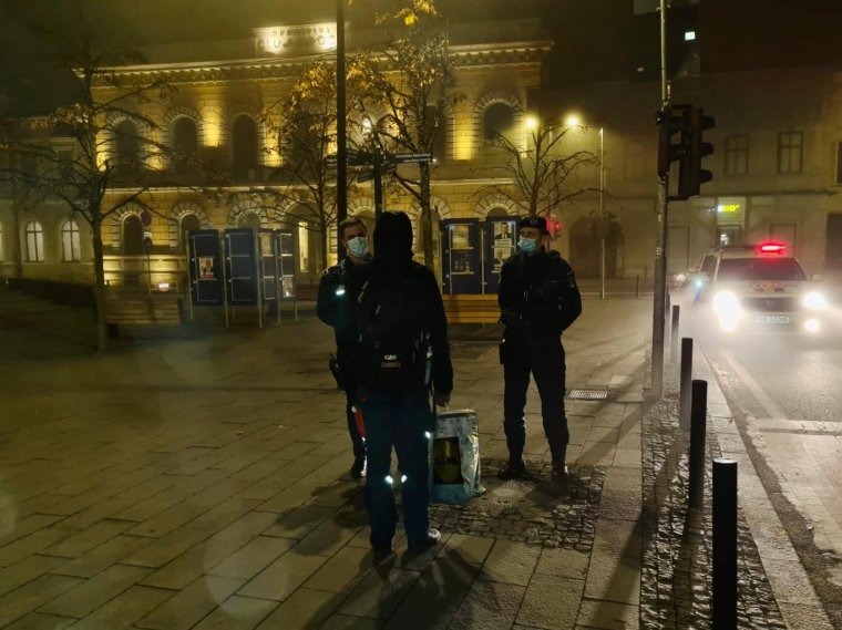 Büntették az éjszakai szabályszegőket: még szabadon lévő elítéltet is fülön csíptek a rendőrök a kijárási tilalom idején
