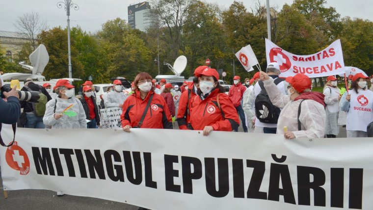 A kimerültek tiltakozása: utcára vonultak az egészségügyben dolgozók