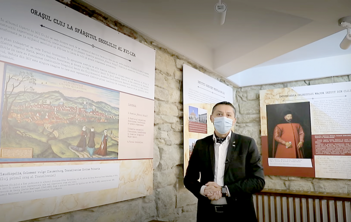 Daniel David, a Babeş–Bolyai Tudományegyetem rektora nyitotta meg a tárlatot a középkori épületben •  Fotó: Facebook/Universitatea Babeş-Bolyai