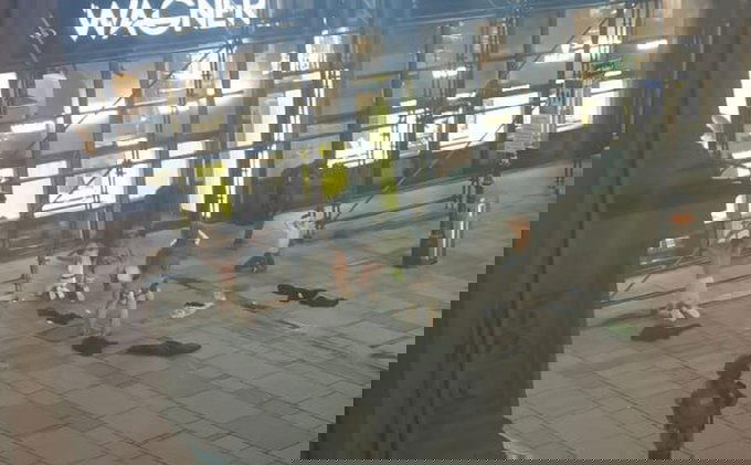 Vélhetően gyanúsítottakat állítanak elő a támadás után aktivált terrorelhárító erők Bécsben •  Fotó: Twitter