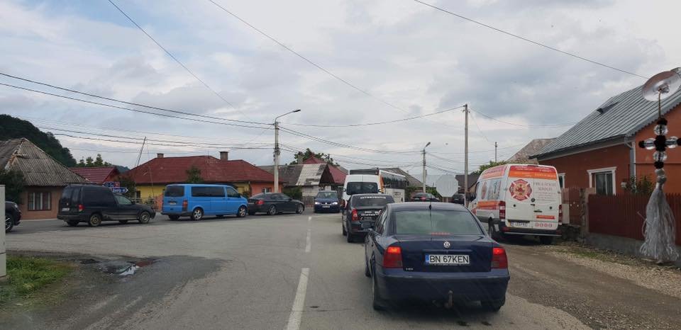 Mindennapos látvány: egymást érő gépkocsik Bethlen Dés felőli bejáratánál •  Fotó: Facebook/Mihaela Hiticaș