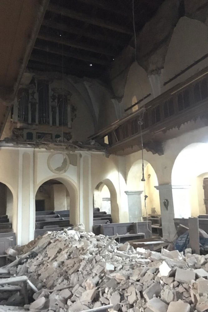 Az alcinai erődtemplom boltozata beomlott, az orgona is megrongálódott •  Fotó: Turnul Sfatului portál