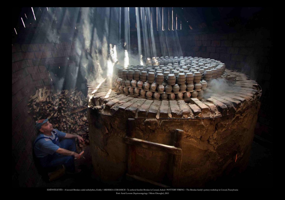 Edényégetés a korondi Birtalan család műhelyében. A sepsiszentgyörgyi Antal Levente készítette a fotót 2013-ban •  Fotó: Antal Levente