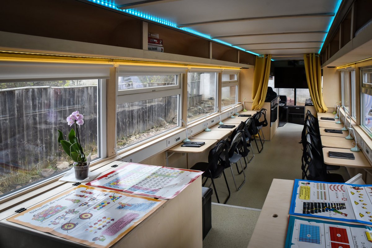 Formabontó sulibusz. A jármű felszereltségét tekintve egy megszokott tanteremhez hasonlít, amelyet örömmel fogadtak az ágostonfalvi gyerekek &bullet;  Fotó: Facebook/Asociatia Zi de Bine