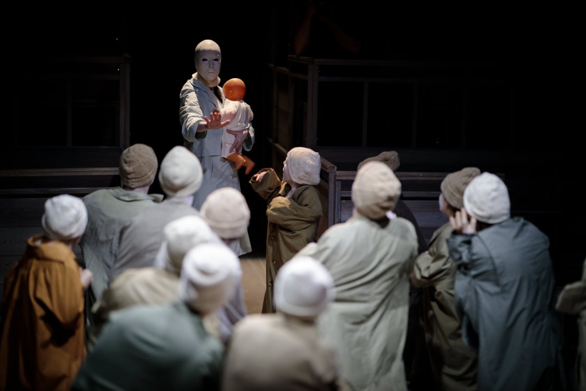 A fesztiválon a temesvári magyar színház Az ember tragédiája című, Silviu Purcărete rendezte produkcióját is közvetítik •  Fotó: Csiky Gergely Állami Magyar Színház