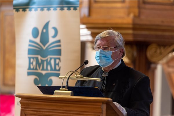 Széman Péter elnök köszöntő beszédet mond az EMKE díjátadóján •  Fotó: MTI/Kiss Gábor