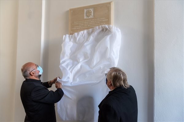 Ábrám Zoltán és Széman Péter leleplezi az emléktáblát •  Fotó: MTI/Kiss Gábor