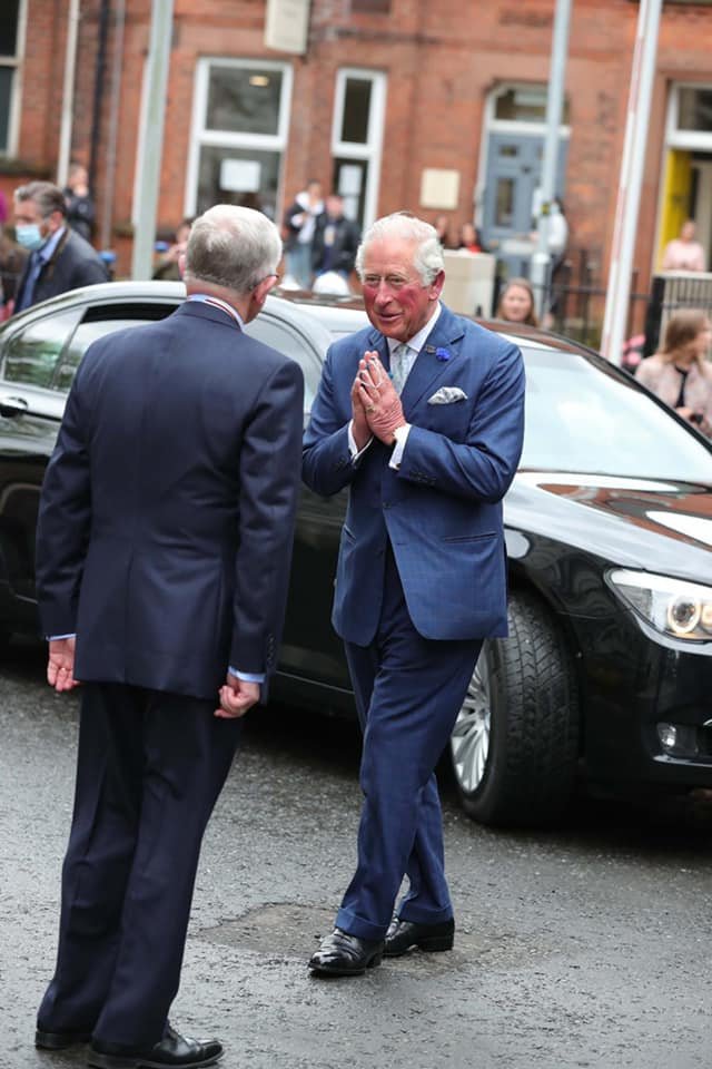 Hercegi namaszté. Károly brit trónörökös (jobbra) az utóbbi időben két tenyerét mellkasa előtt függőlegesen tartva, kis fejhajtással köszön •  Fotó: Facebook/The Royal Family