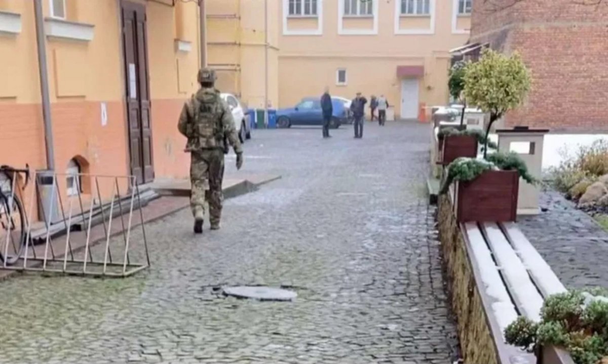 Az ukrán biztonsági szolgálat fegyverese a beregszászi Rákóczi-főiskola épületénél •  Fotó: Karpatalja.ma