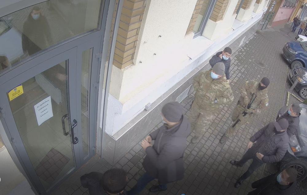 Akcióban az ukrán titkosszolgálat emberei Beregszászon • Fotó: Karpataljalap.net