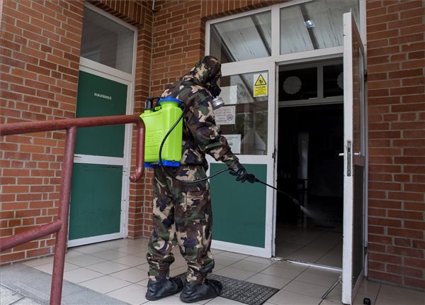A honvédség katonája fertőtlenít egy győri iskolában • Fotó: MTI/Krizsán Csaba