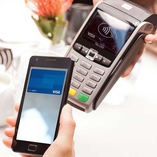 Sokan már nem is a fizikai kártyával, hanem mobiltelefonos alkalmazáson keresztül fizetnek •  Fotó: Visa.hu