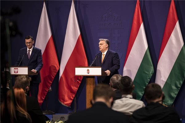 Mateusz Morawiecki lengyel és Orbán Viktor magyar kormányfő sajtótájékoztatót tart a Karmelita kolostorban •  Fotó: MTI/Miniszterelnöki Sajtóiroda/Fischer Zoltán