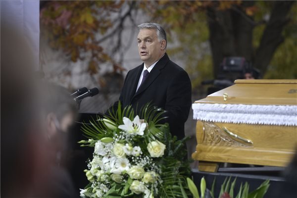 Orbán Viktor miniszterelnök beszédet mond az életének 68. évében elhunyt Szőcs Géza költő, író ravatalánál a piliscsabai temetőben •  Fotó: MTI/Koszticsák Szilárd