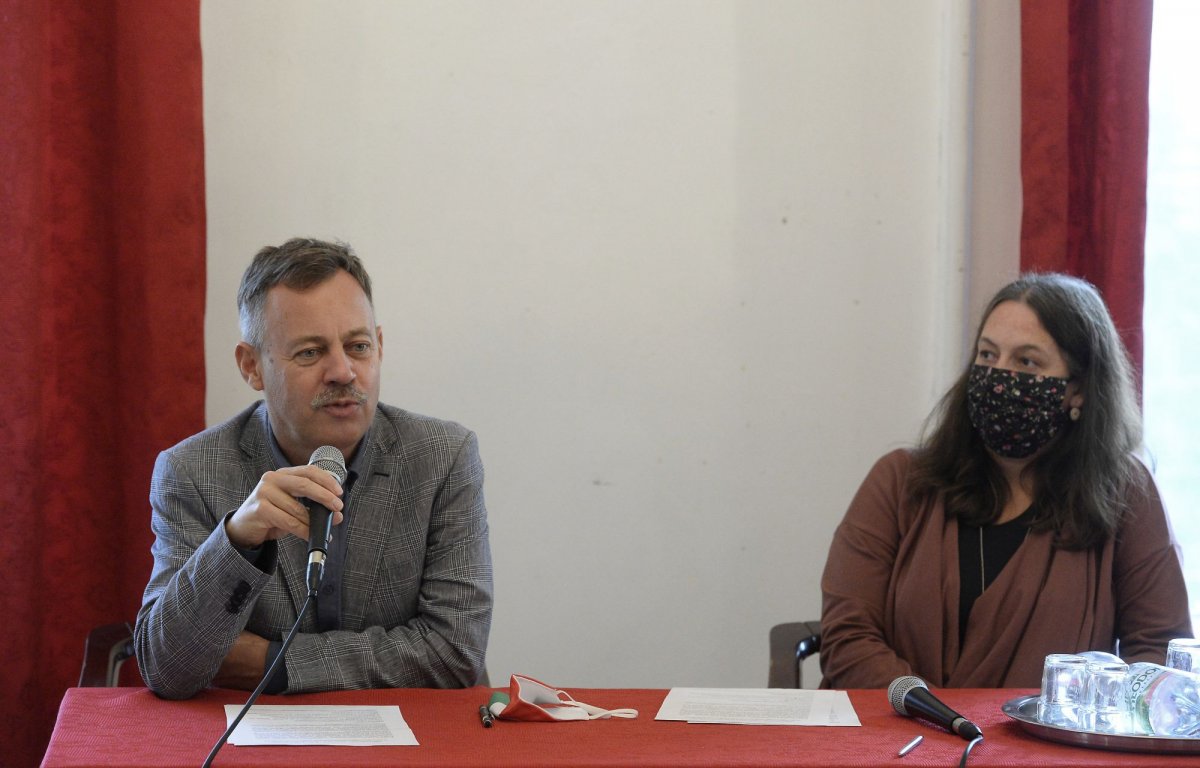 A környezettudatosságot népszerűsítik. Révész Máriusz aktív Magyarországért felelős kormánybiztos és Erős Kinga, a Magyar Írószövetség elnöke •  Fotó: MTI/Soós Lajos