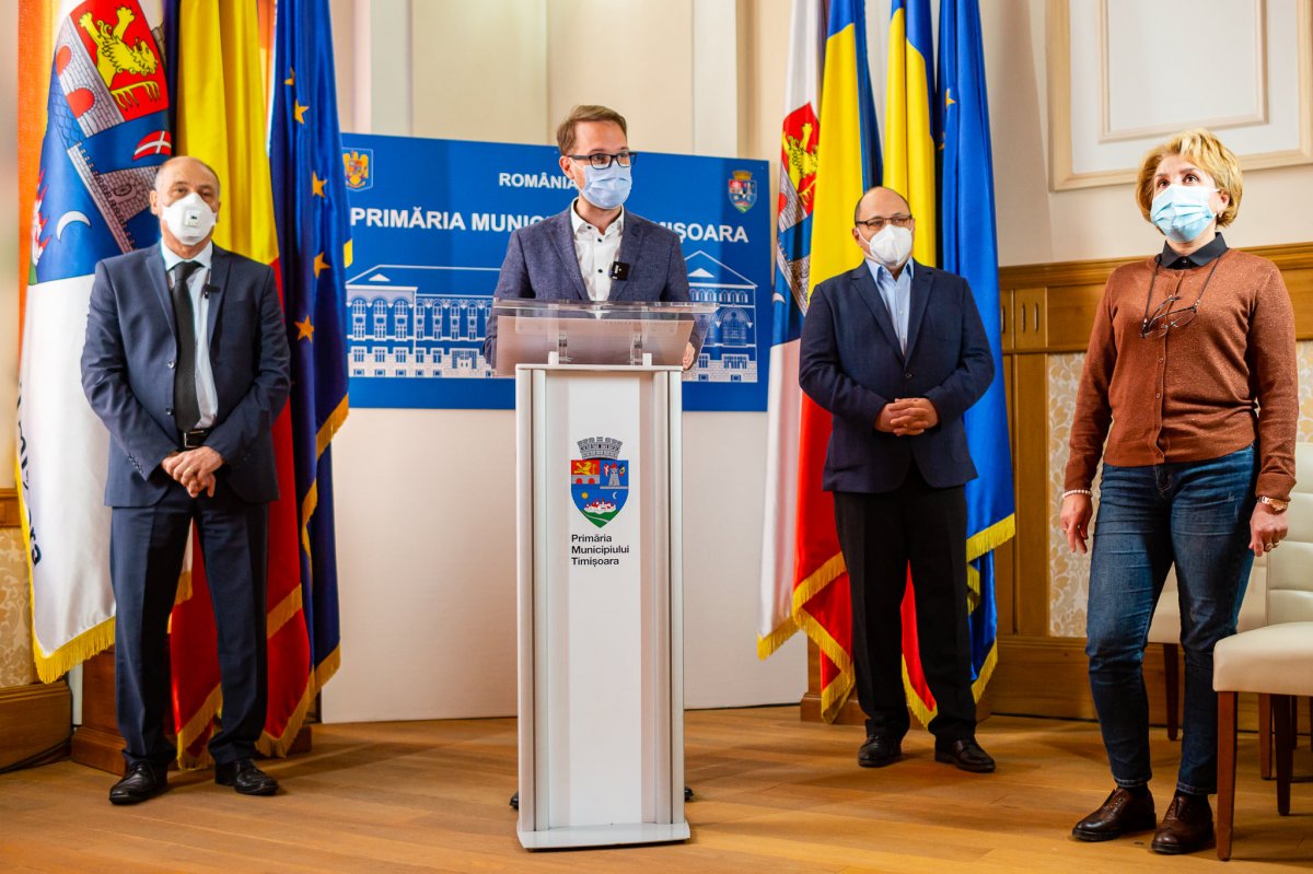 Dominic Fritz polgármester és a Temes megyei egészségügyi szakemberek a projekt bemutatóján •  Fotó: Facebook/Dominic Fritz