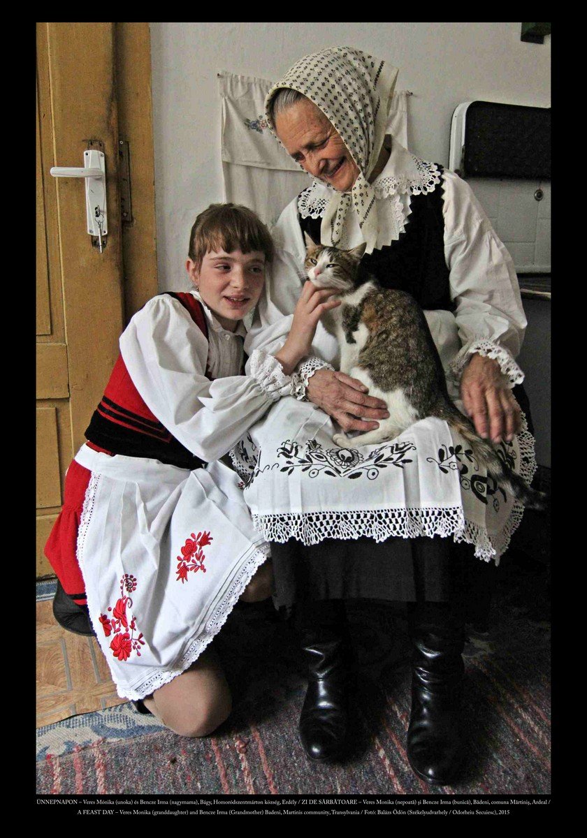 Ünnepnap – Veres Mónika (unoka) és Bencze Irma(nagymama), Bágy, Homoródszentmárton község •  Fotó: Balázs Ödön