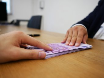 Facebookon ajánlott kölcsön? Nem szabad bedőlni a lopott fotókkal kérkedő, vírusos honlapokat megadó csalóknak