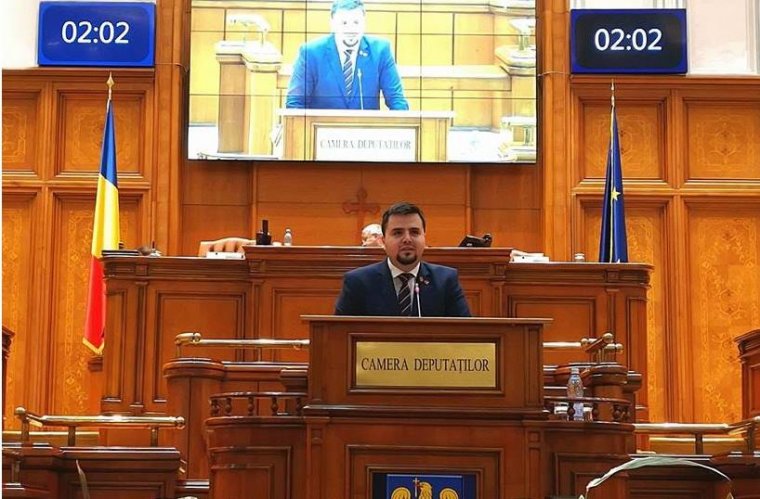 Az RMDSZ vezetőségével szembemenve megtartja képviselői mandátumát Apjok Norbert