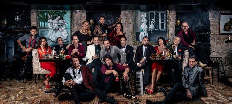 Zenés-táncos óévbúcsúztatás a nappaliból: premierkoncert, tombolajáték, humorest várja az online térben szilveszterezőket