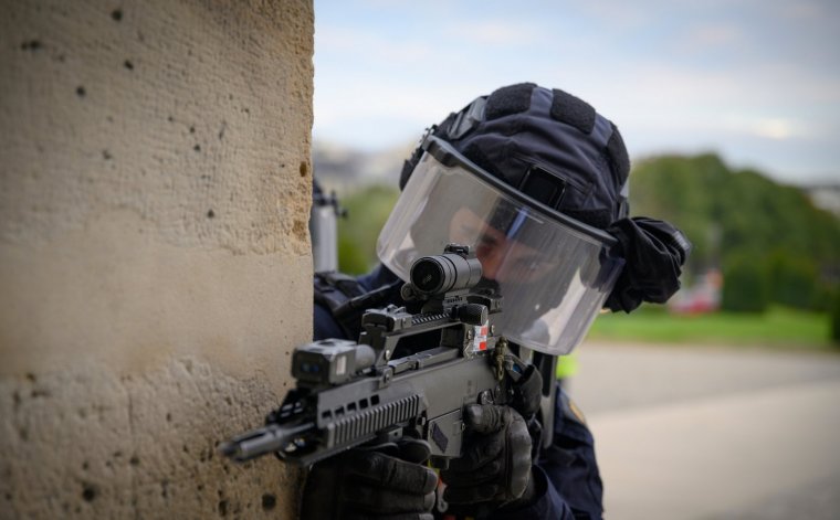 Agyonlőtt három csendőrt a feleségét bántalmazó francia férfi