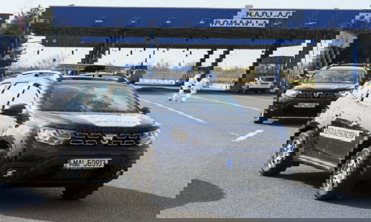 Újabb csel a határon: a kimenősávon érkeznek a karantént elkerülni akarók