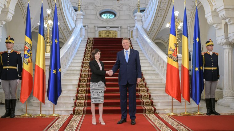 Több mint hárommillió lejbe kerültek idén Klaus Iohannis államfő külföldi útjai