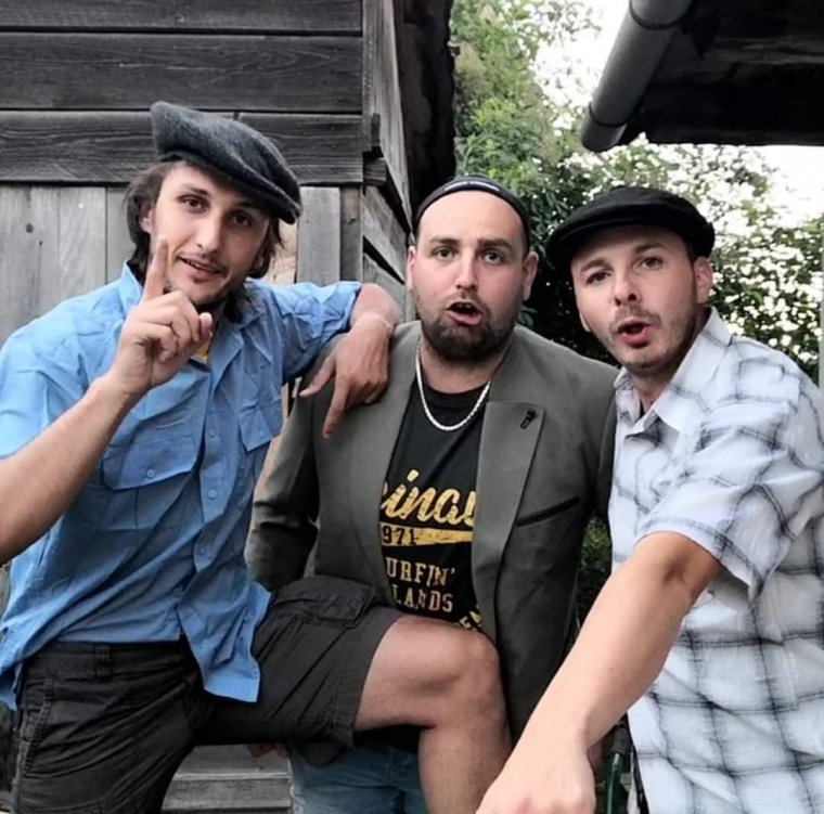 Humorral mutatnak görbe tükröt a társadalomnak – Egyre népszerűbb a Pittyes 2-es és Gyufa kézdivásárhelyi humorista trió