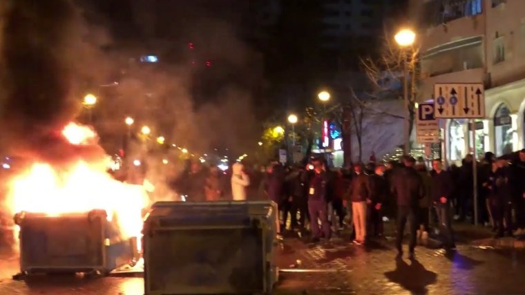 Tiranában ismét összecsapások voltak a kijárási tilalmat megszegő fiatalember agyonlövése miatt