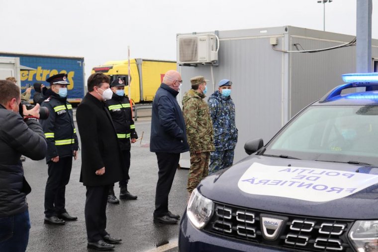 „Történelmi pillanat” – megérkezett az első adag koronavírus elleni vakcina Romániába, hetente jönnek az újabb szállítmányok