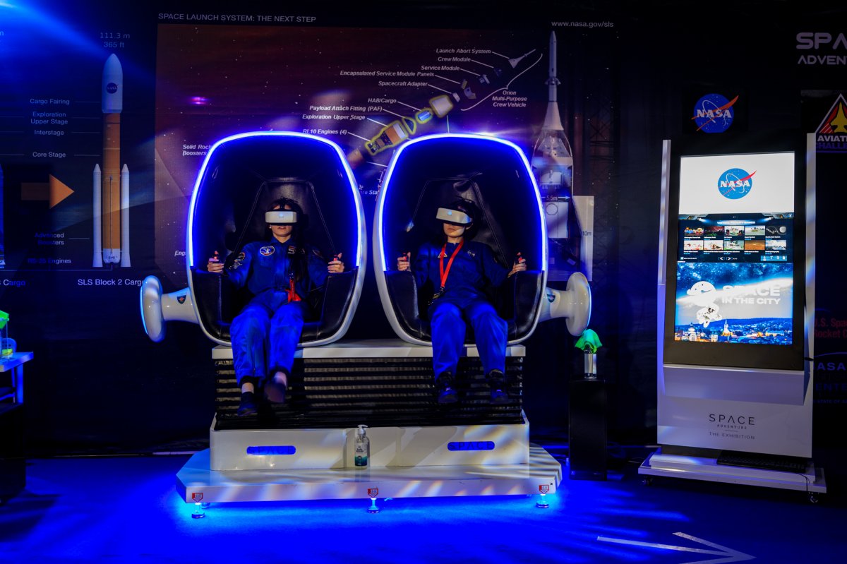 Az érdeklődők a virtuális valóság eszközeit segítségül hívva megtapasztalhatják, milyen érzés az űrutazás •  Fotó: Showtime Productions