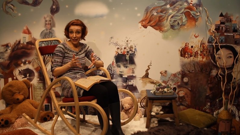 Albert Csilla A róka, a medve és a szegény ember című magyar népmesével kedveskedett a kicsiknek •  Fotó: Facebook/Kolozsvári Állami Magyar Színház