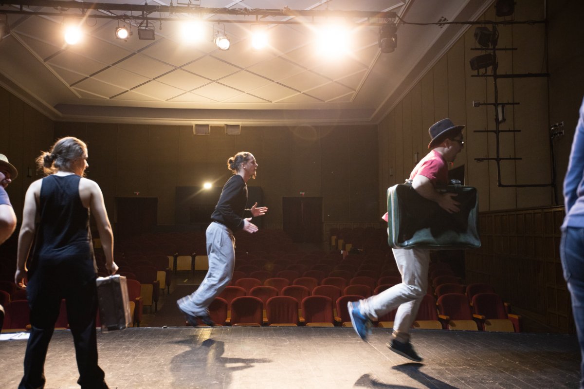 Az Én és a kisöcsém című előadás próbafotója, a produkciót Kányádi Szilárd rendezte  •  Fotó: Csíki Játékszín