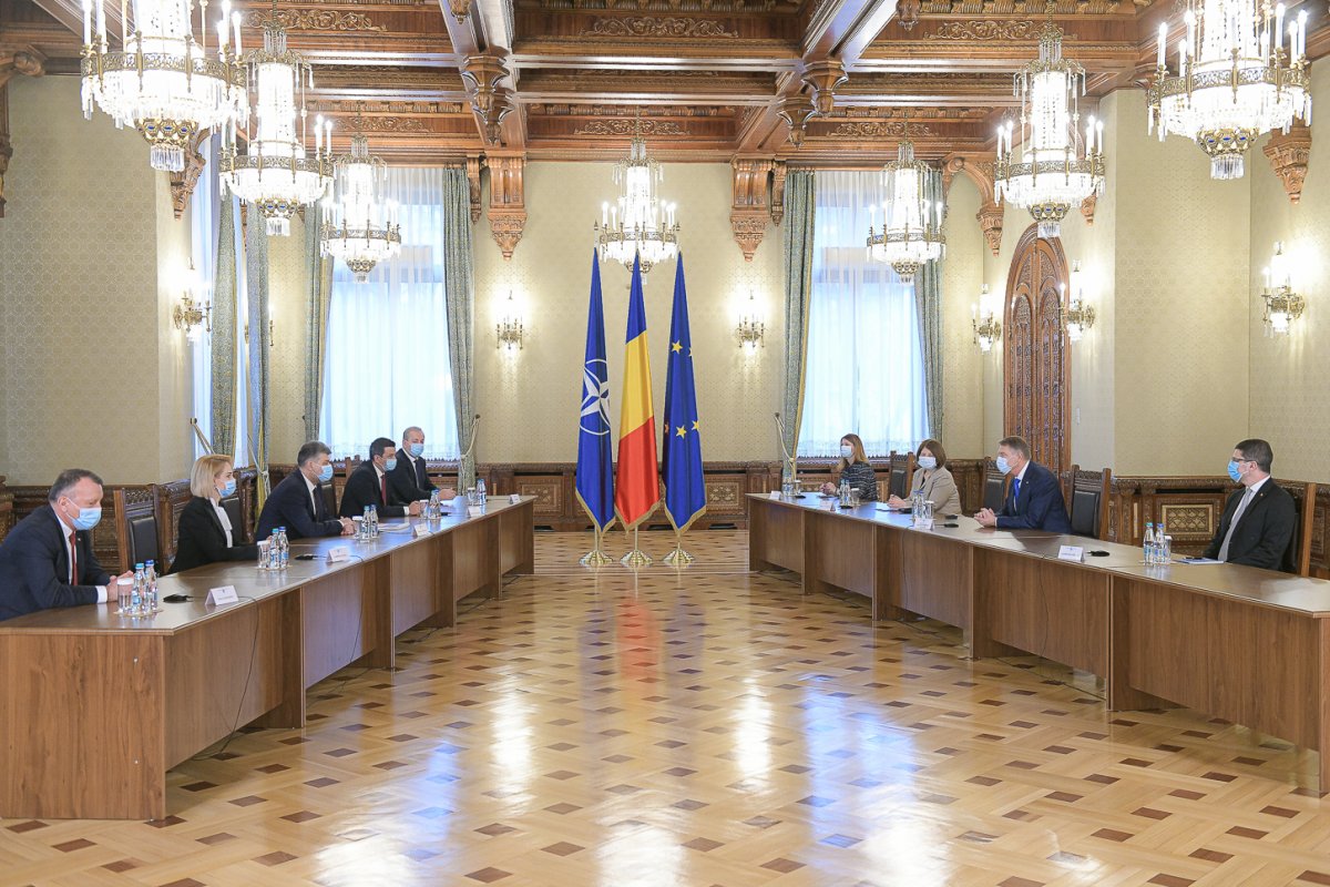 A Klaus Iohannis (jobbra, középen) által összehívott megbeszélések résztvevői maszkban, megfelelő távolságra ülnek egymástól •  Fotó: Presidency.ro