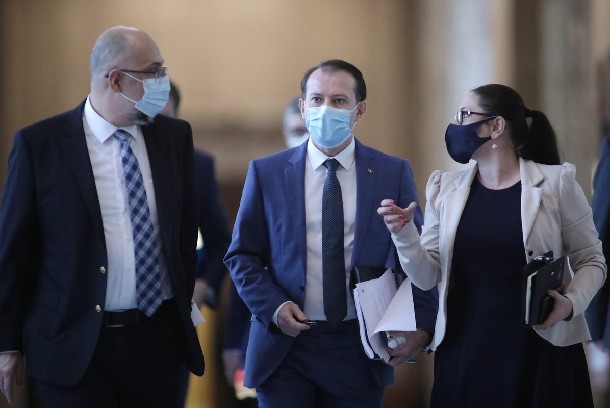 Kelemen Hunor kormányfőhelyettes és Florin Cîțu miniszterelnök igyekszik a kormányülésre •  Fotó: Gov.ro