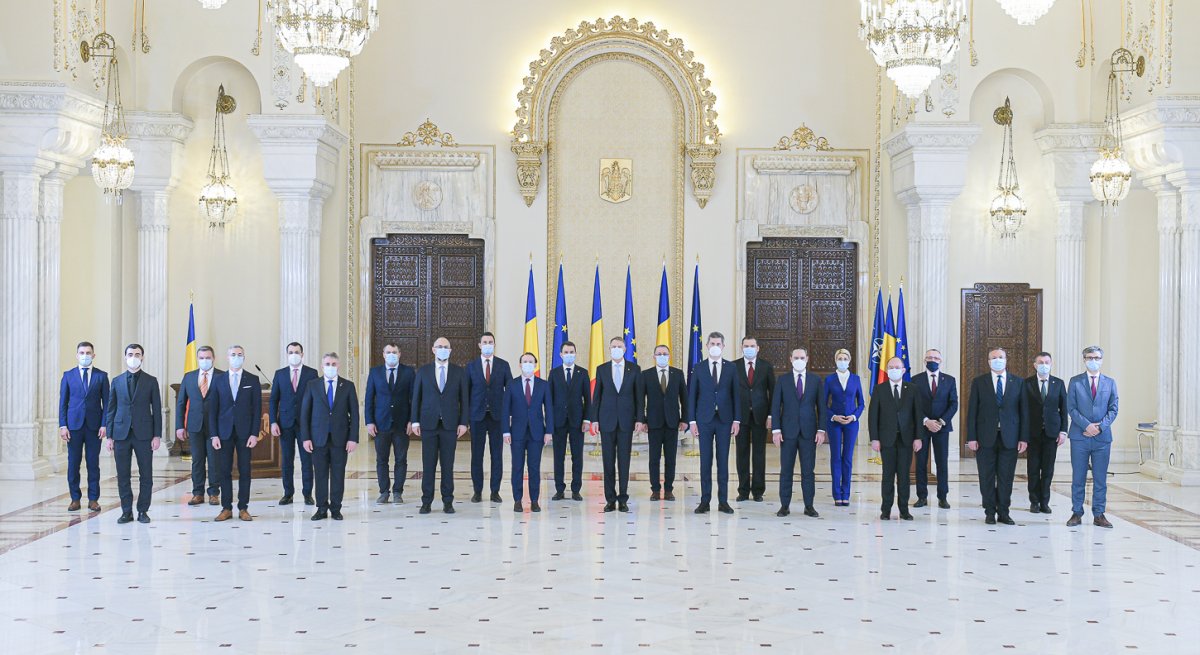 Családi fotó. Az új jobbközép kormány tagjai Klaus Iohannis államfővel a Cotroceni-palotában •  Fotó: Presidency.ro