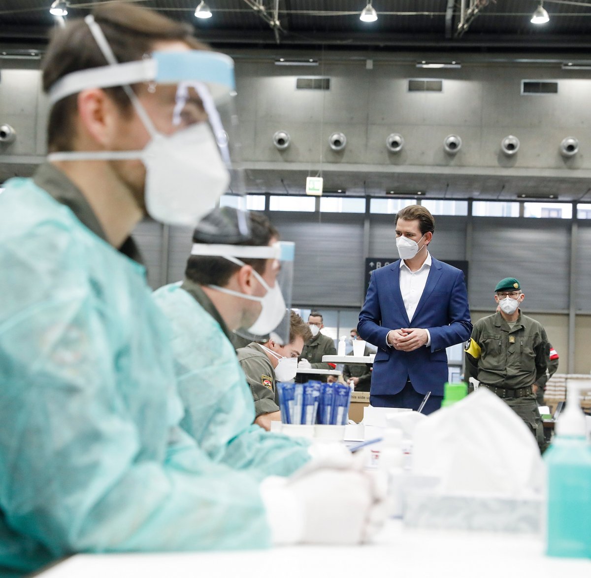 Sebastian Kurz kancellár (háttérben) felhívta a lakosság figyelmét a tömeges tesztelésen való minél nagyobb arányú részvételre •  Fotó: Sebastian Kurz/Facebook