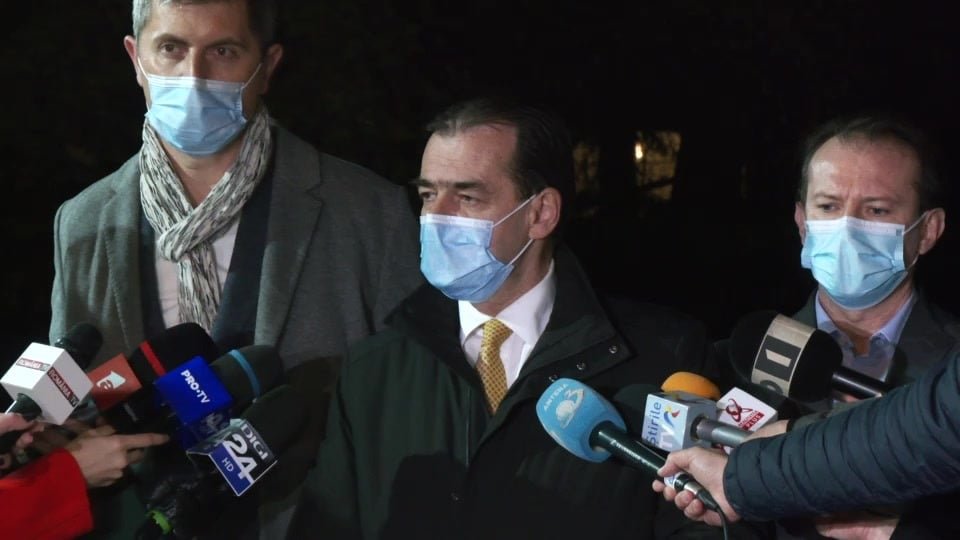 Dan Barna, Ludovic Orban és Florin Cîțu az egyik tárgyalási forduló után nyilatkozik •  Fotó: PNL/Facebook