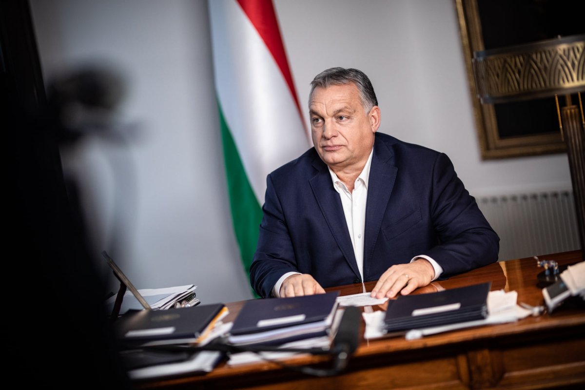 Orbán Viktor miniszterelnök hétfőn telefonon egyeztetett Charles Michellel, az Európai Tanács elnökével az orosz-ukrán határon kialakult válsághelyzetről •  Fotó: Facebook/Orbán Viktor
