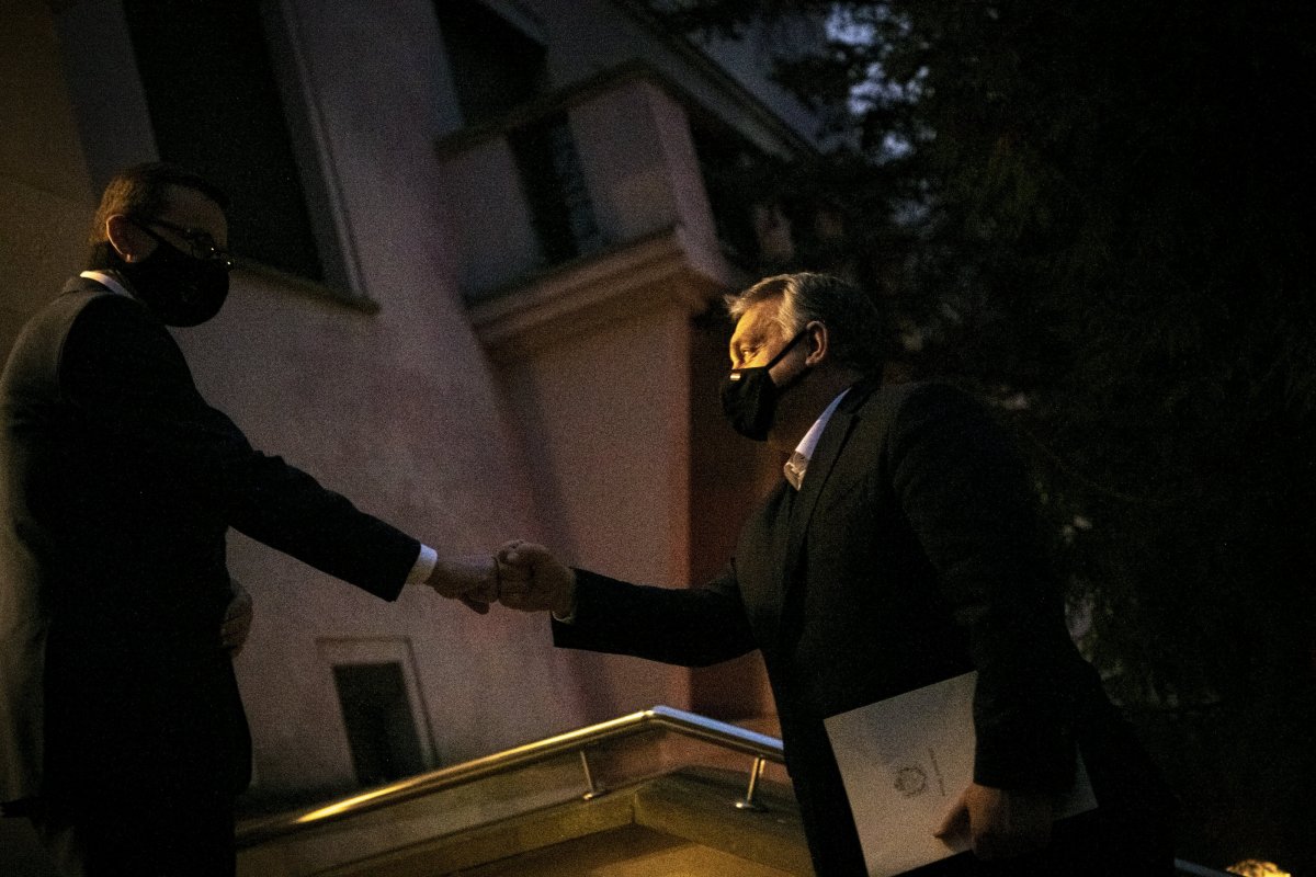 Orbán Viktor miniszterelnök és Mateusz Morawiecki lengyel kormányfő köszönti egymást Varsóban •  Fotó: MTI/Miniszterelnöki Sajtóiroda/Benko Vivien Cher