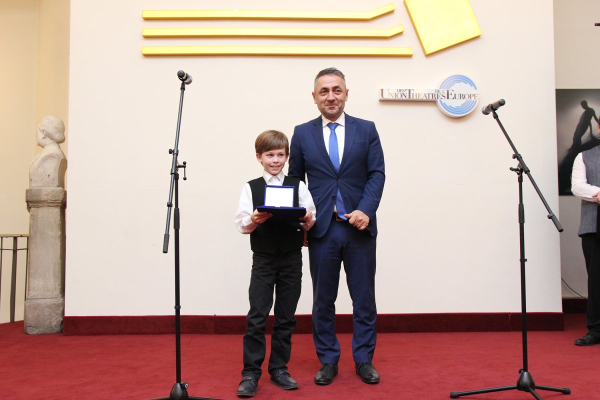 Dávid Gyula irodalomtörténész kitüntetését dédunokája vette át •  Fotó: Jakab Mónika