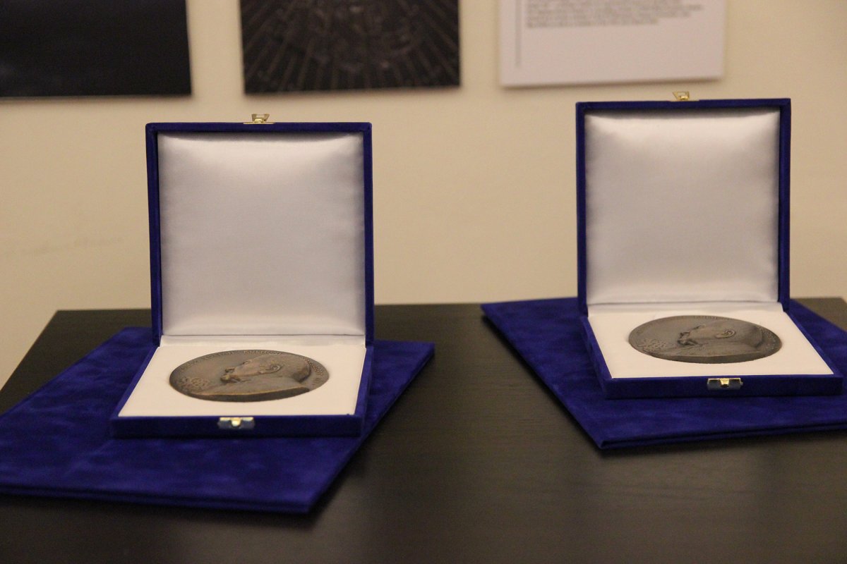 A díjjal együttjáró emlékplakett •  Fotó: Jakab Mónika