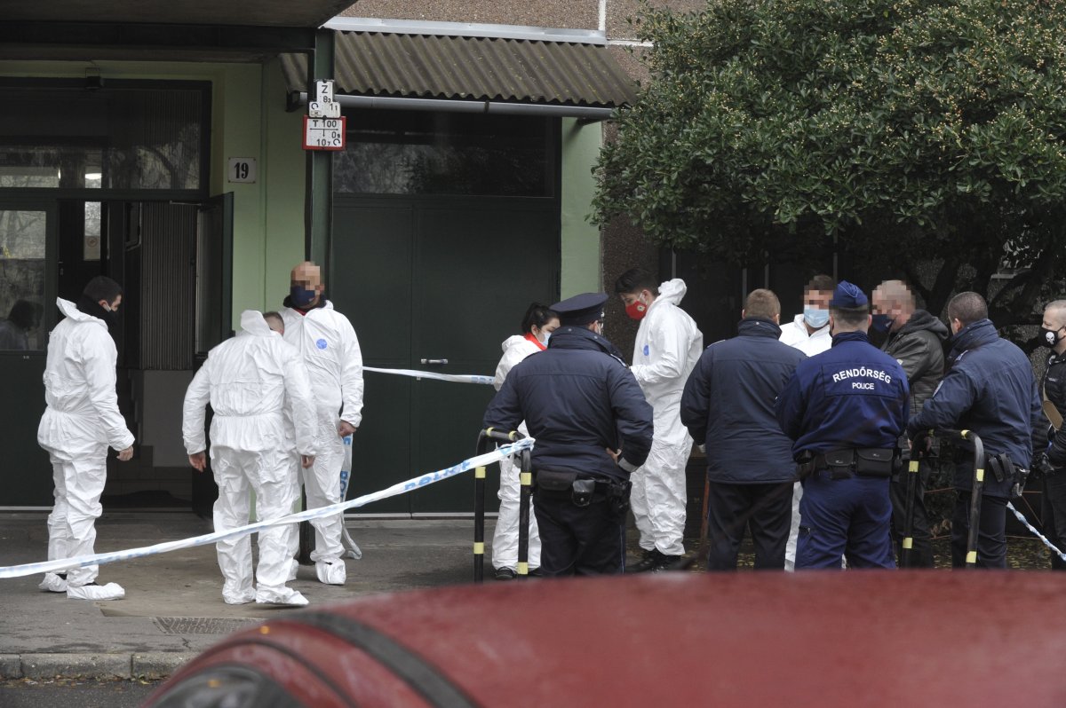 Rendőrségi helyszínelők az újpesti társasház előtt, ahol egy rendőr lelőtte a járőrtársa életére törő férfit •  Fotó: MTI/Mihádák Zoltán