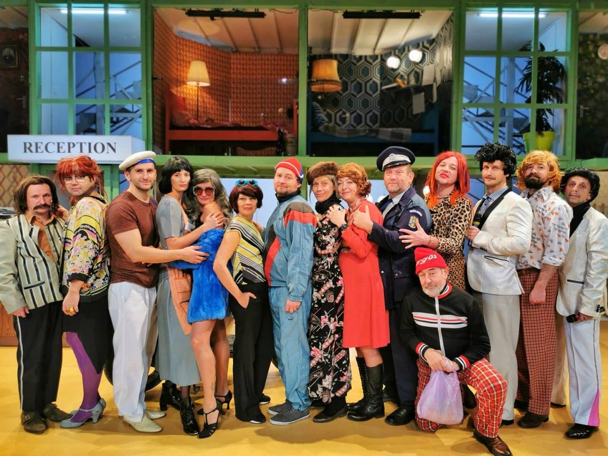 Premier a láthatáron. A Grand Hotel Retromadár című előadást mutatja be pénteken online a marosvásárhelyi Tompa Miklós Társulat •  Fotó: Tompa Miklós Társulat/Facebook