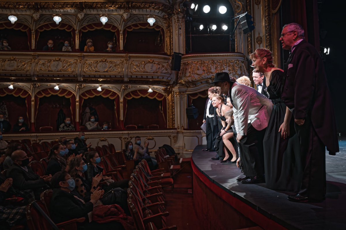 Élő taps. Szilveszterkor ismét közönség előtt játszhattak a nagyváradi Szigligeti Színház művészei •  Fotó: Vigh László Miklós