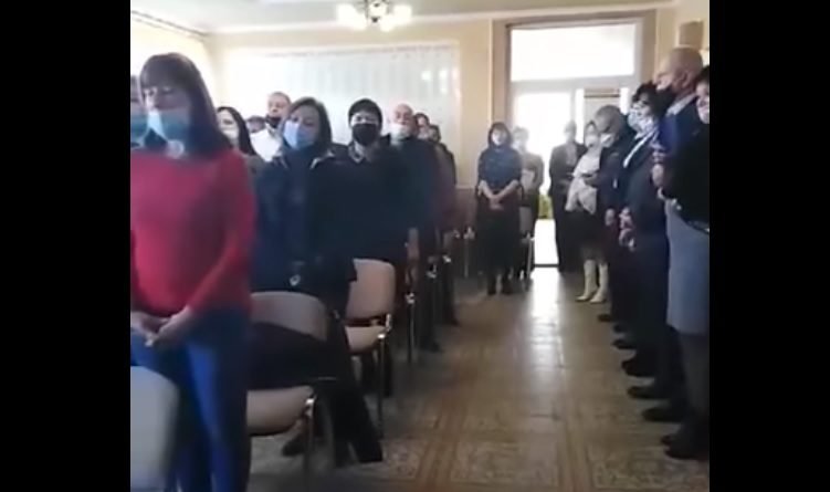 A kárpátaljai Szürte képviselőtestületének tagjai november 21-i beiktatásukkor elénekelték a magyar himnuszt is •  Fotó: Videófelvétel