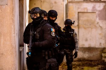 Kannabiszt, heroint és kokaint is lefoglaltak a rendőrök